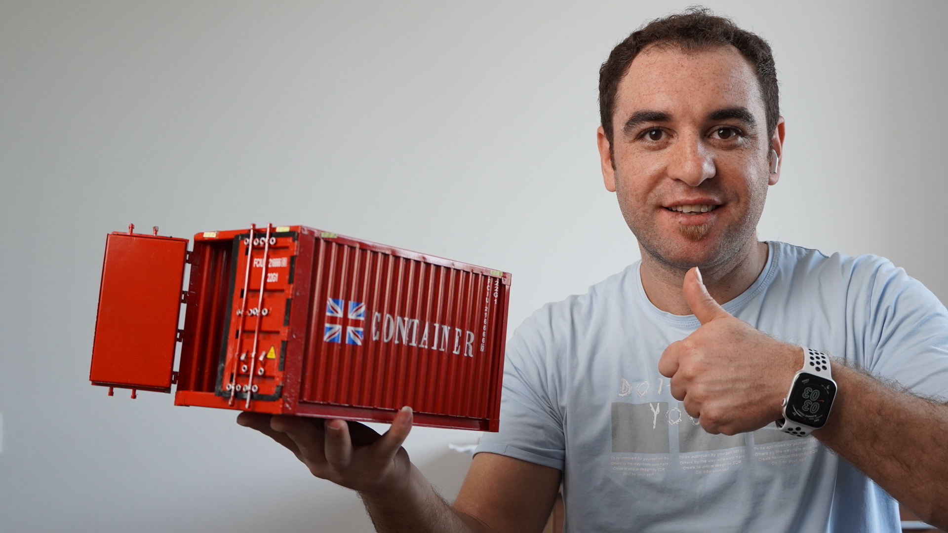 حسن علوان عند حاوية شحن من الصين — خبرة أكثر من 4000 حاوية