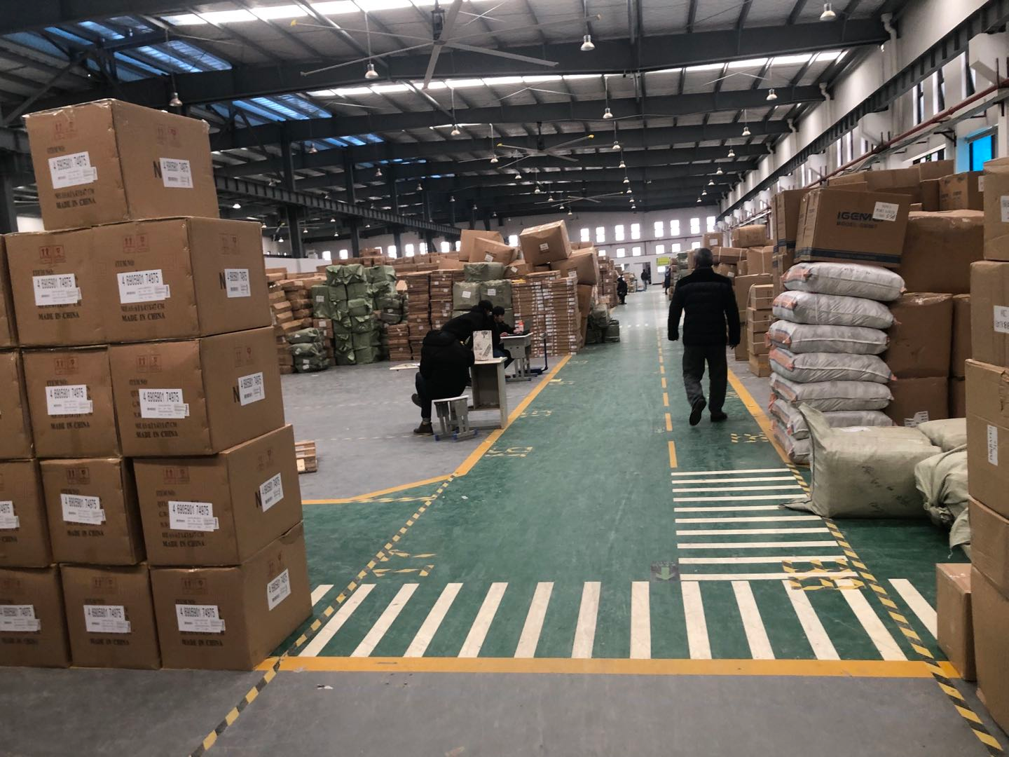 مستودع تخزين البضاعة قبل الشحن من الصين — تجميع البضاعة وتعبئة الحاويات